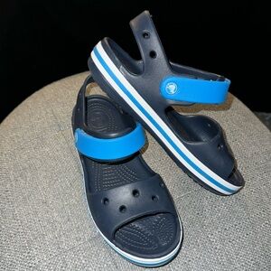EUC: Crocs Unisex Kids Crocband Sandal - size 2Y